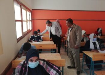 وكيل تعليم أسوان يتفقد امتحانات الشهادة الإعدادية 33 - جريدة المساء