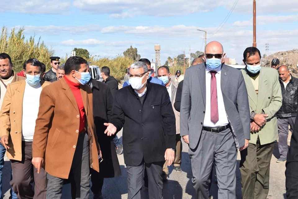 محافظ المنيا ، يتابع أعمال نقل وإزالة القمامة بالمقلب الوسيط بقرية الشيخ زياد بمركز مغاغة 19 - جريدة المساء