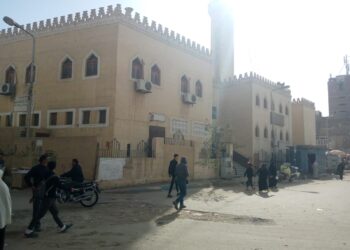 امن السويس يزيل الاشغالات والتعديات بمسجد عمر بشارع يحيى 21 - جريدة المساء