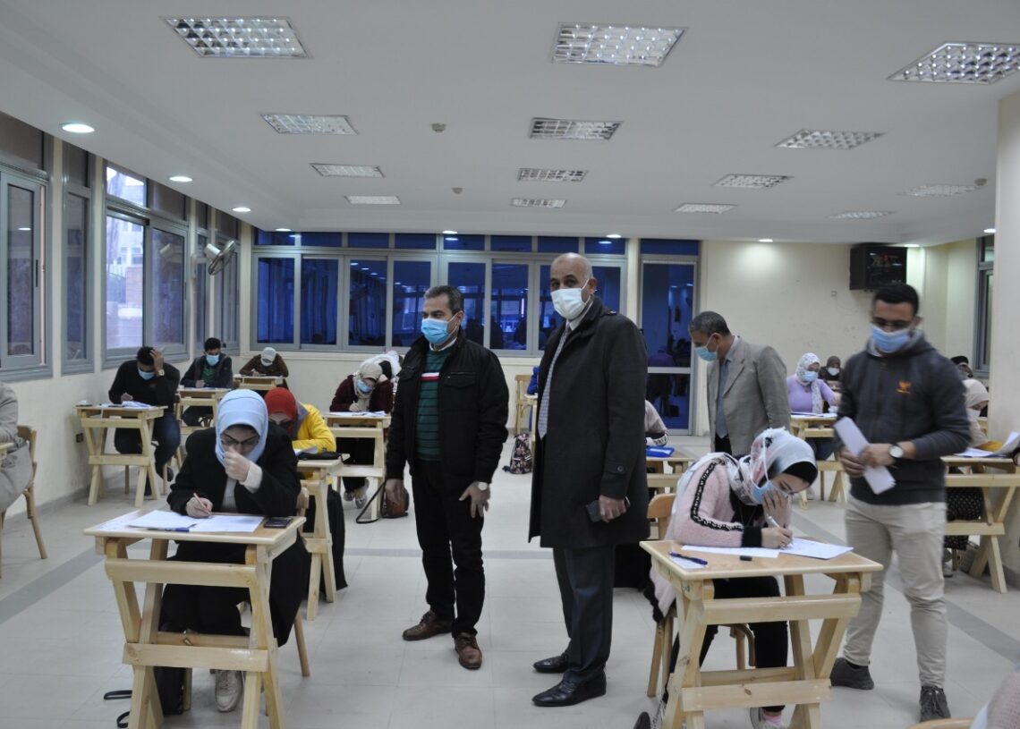 قيادات جامعة كفرالشيخ تتابع سير امتحانات الفصل الدراسي الأول 19 - جريدة المساء