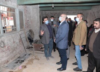 محافظ بني سويف يتفقد أعمال تأهيل وتجهيز مقر بديل لعيادات التأمين الصحي بمدينة سمسطا 15 - جريدة المساء