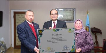 رئيس جامعة سوهاج يتسلم شهادة أفضل خامس جامعة إفريقية "صديقة للبيئة" 9 - جريدة المساء