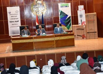 محافظ أسوان يوزع قسائم صرف 155 جهاز كهربائى منزلى لـ 33 عروسة من ضمن 100 عروسة من الأسر الأكثر إحتياجاً 32 - جريدة المساء