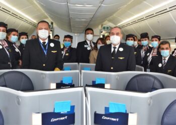 وزير الطيران  يقود أول رحلة " بخدمات صديقة للبيئة "بين القاهرة وباريس 35 - جريدة المساء