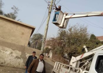رفع ٦٥٠ طن مخلفات وصيانة وتركيب ٥٠ لمبه ليد وتركيب ٧٠ كشاف ليد وشد ٨٠٠متر اسلاك كهربائية بقرية طوخ الخيل 17 - جريدة المساء