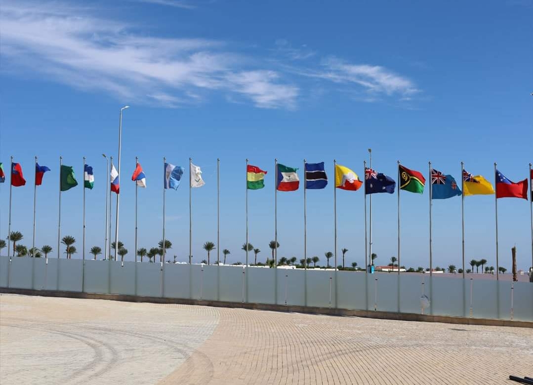 أعلام الدول المشاركة في "منتدي شباب العالم" ترفرف في سماء شرم الشيخ 19 - جريدة المساء