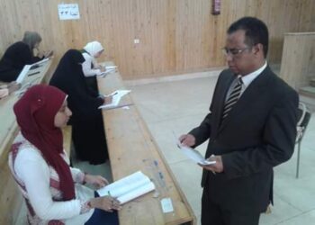 عميد"حقوق قنا" يتفقد لجان امتحانات الفصل الدراسى الأول 23 - جريدة المساء