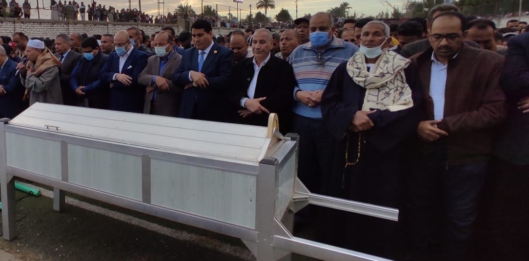 محافظ بني سويف يتقدم  صلاة الجنازة على ضحايا الصحراوي الغربي أبناء "شاويش" باهناسيا 19 - جريدة المساء