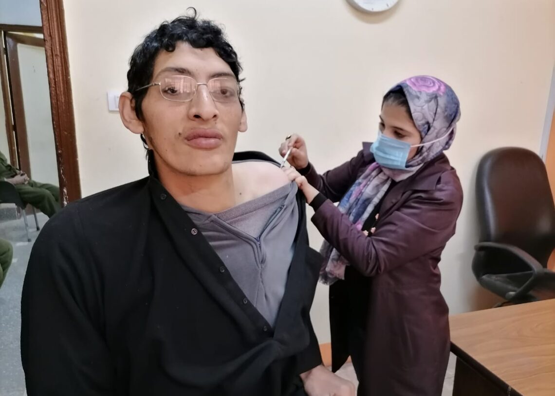 "أطول رجل في مصر" والحاصل علي أرقام قياسية بموسوعة جينيس يتلقى لقاح كورونا بالشرقية 17 - جريدة المساء