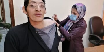 "أطول رجل في مصر" والحاصل علي أرقام قياسية بموسوعة جينيس يتلقى لقاح كورونا بالشرقية 1 - جريدة المساء