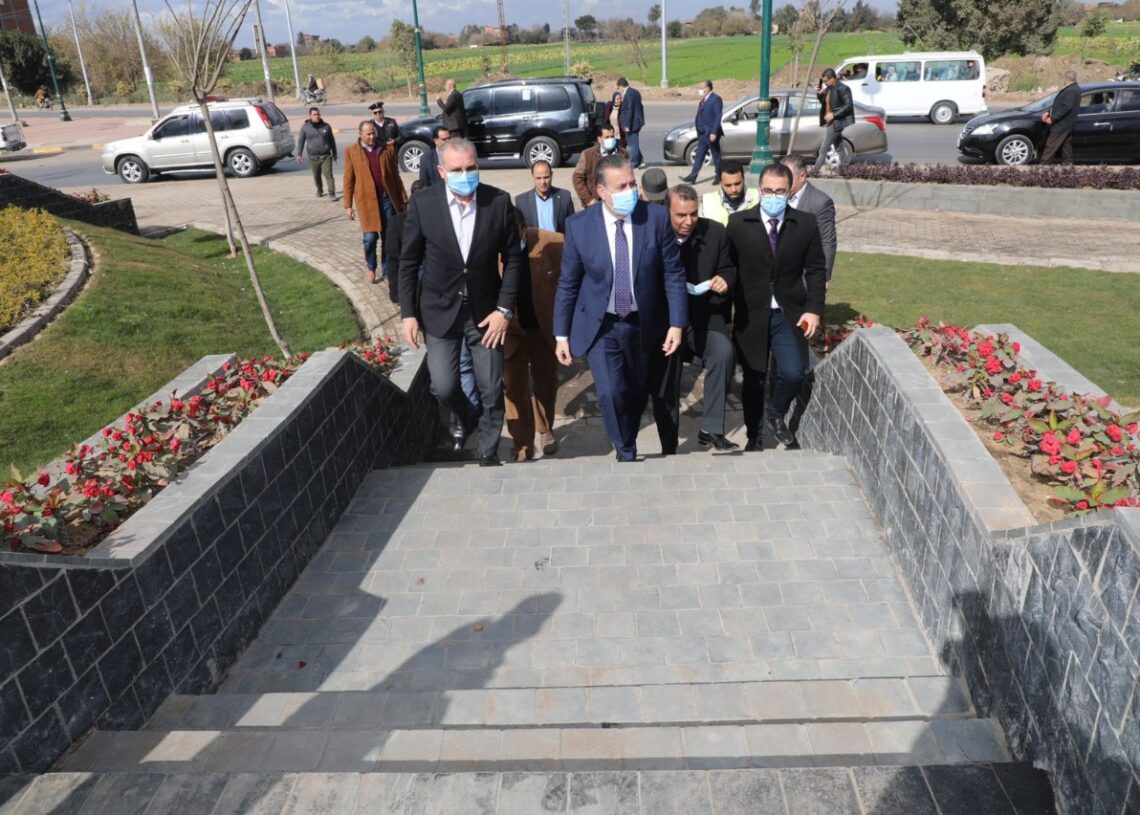 محافظ المنوفية ورئيس صندوق التنمية الحضرية يتفقدان أعمال إنشاء مشروع تطوير عواصم المحافظات بـ" الراهب ".. و المناطق غير المخططة بميت خاقان وكفر المصيلحة 19 - جريدة المساء