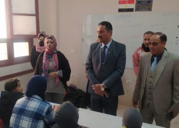 مدير مديرية تعليم الجيزه يتابع لجان امتحانات الاعدادية فى الدقى وبولاق الدكرور 22 - جريدة المساء