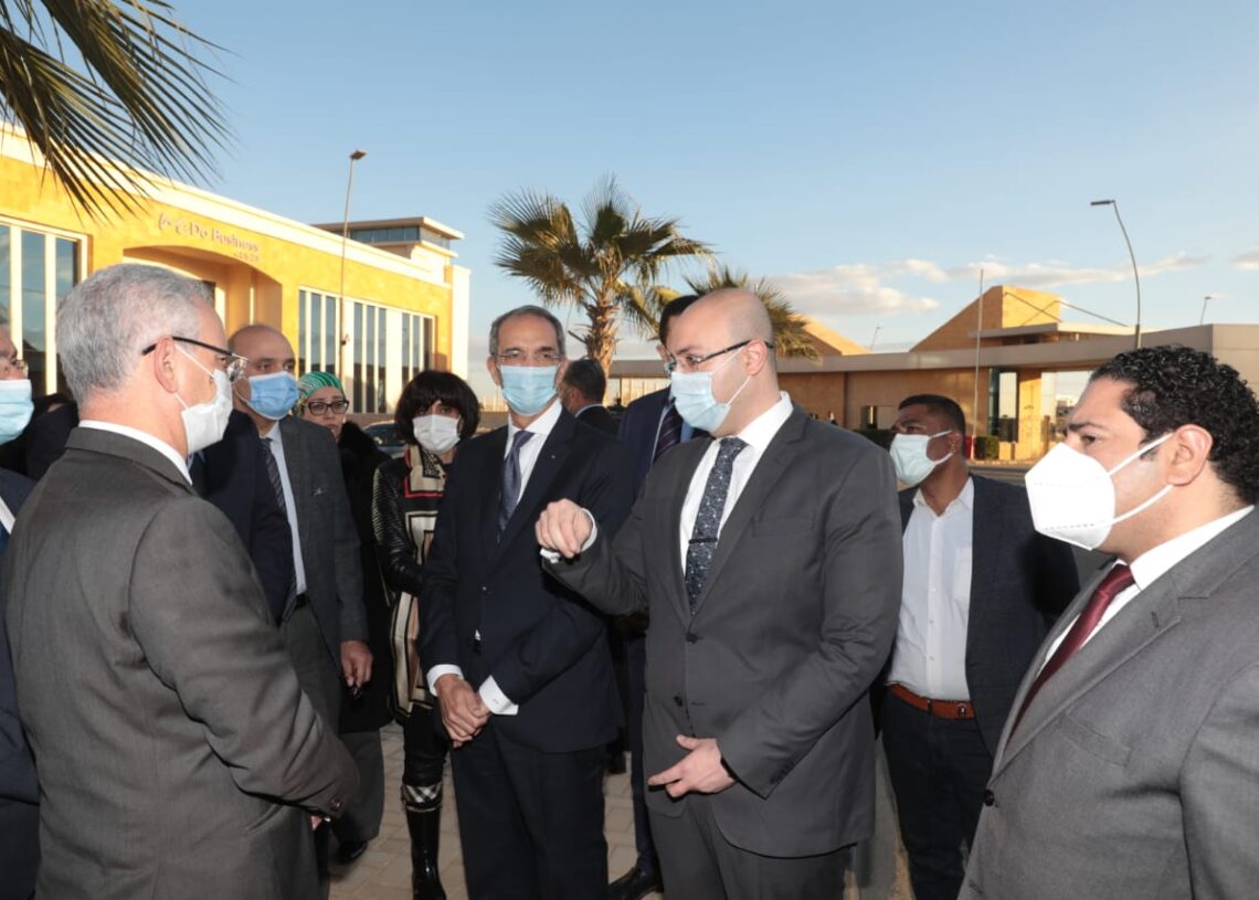    وزير الإتصالات ومحافظ بني سويف  يتفقدان المنطقة التكنولوجية  بشرق النيل 19 - جريدة المساء