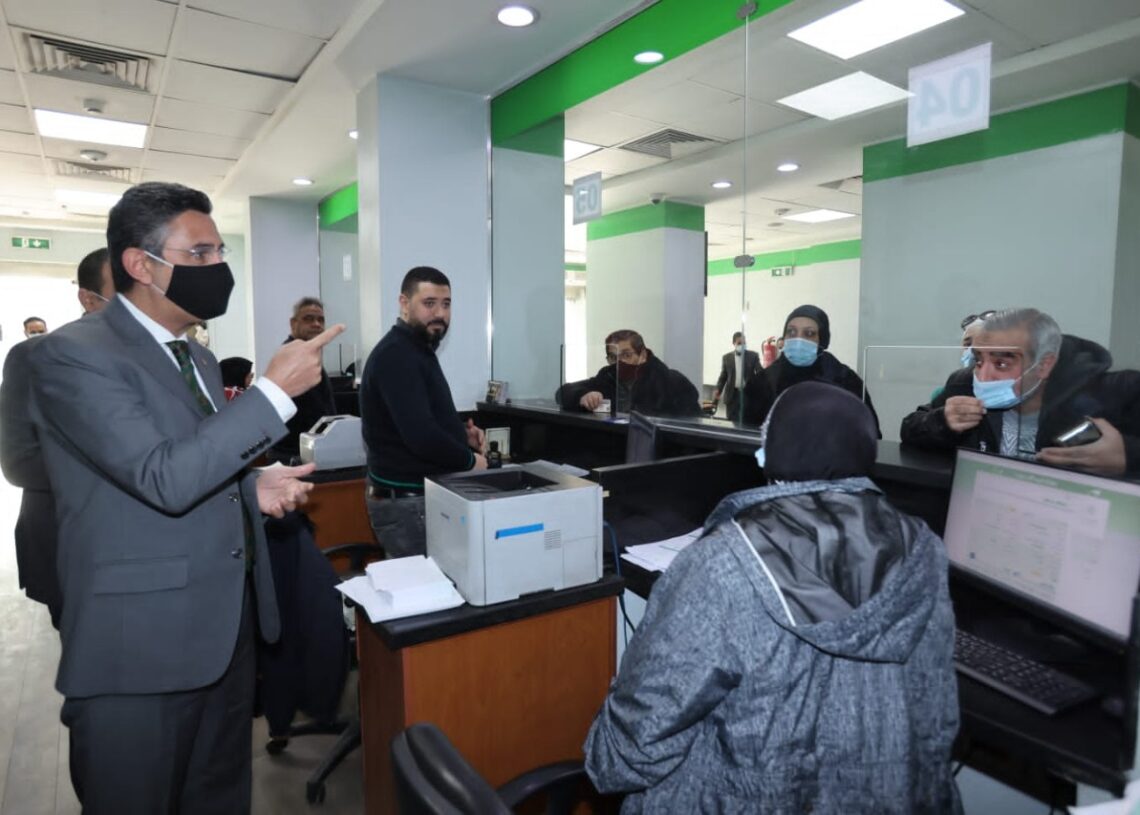 شريف فاروق يفاجيء مكاتب البريد لمتابعة سير العمل 16 - جريدة المساء