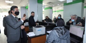 شريف فاروق يفاجيء مكاتب البريد لمتابعة سير العمل 1 - جريدة المساء