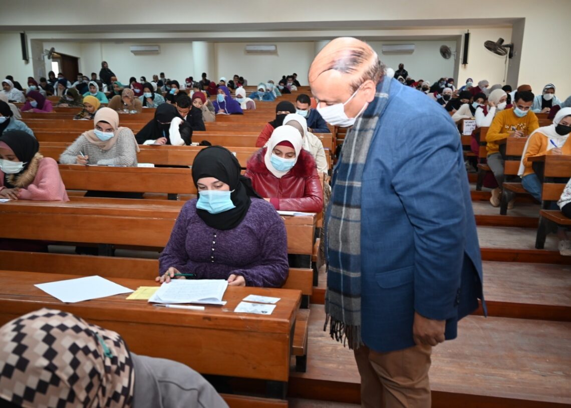 نائب رئيس جامعة الفيوم يتفقد امتحانات نصف العام 20 - جريدة المساء نائب رئيس جامعة الفيوم يتفقد امتحانات نصف العام 19 - جريدة المساء