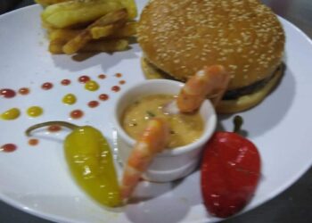 حصري.. طريقة تحضير برجر السمك والجمبري مع صوص الهلينو 33 - جريدة المساء