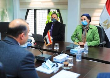 وزيرة البيئة تلتقى رئيس البورصة المصرية لإستعراض مساهمات البورصة فى التصدى لآثار التغيرات المناخية. 25 - جريدة المساء