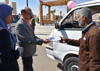 محافظ أسوان يسلم12 سيارة ميكروباص ، وعدد 7 محلات بالسويقات الجديدة بدلاً من الكبود والحنطور 22 - جريدة المساء