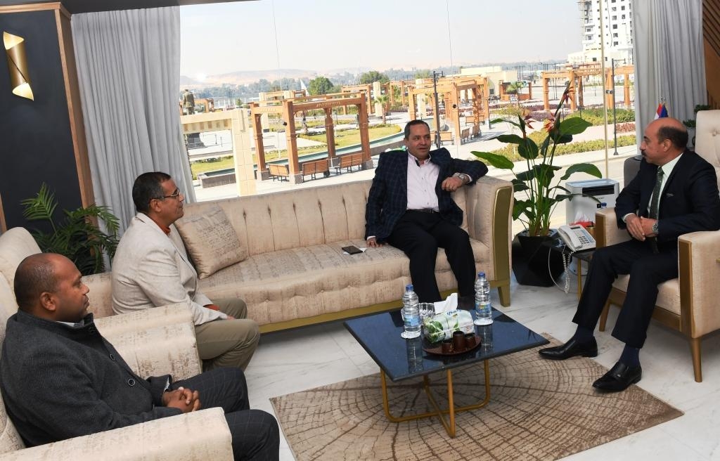 محافظ أسوان خلال لقاءه برئيس الهيئة العامة للأبنية التعليمية :إنشاء مجمعين بطريقى السماد والسادات 19 - جريدة المساء