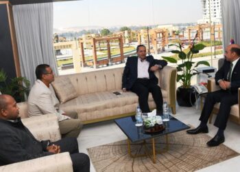 محافظ أسوان خلال لقاءه برئيس الهيئة العامة للأبنية التعليمية :إنشاء مجمعين بطريقى السماد والسادات 19 - جريدة المساء