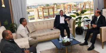 محافظ أسوان خلال لقاءه برئيس الهيئة العامة للأبنية التعليمية :إنشاء مجمعين بطريقى السماد والسادات 1 - جريدة المساء