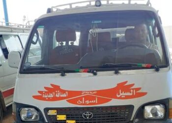 تركيب إستيكر أمامى وخلفى على سيارات السيرفيس بلون محدد لكل خط سير باسوان 20 - جريدة المساء