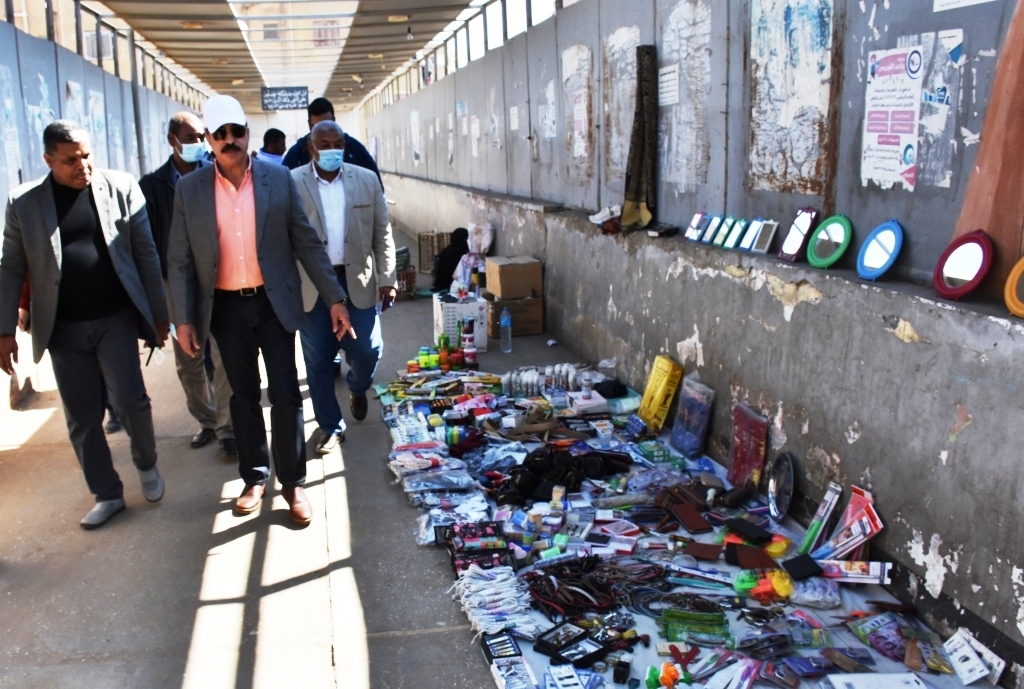 محافظ أسوان يوجه برفع الإشغالات وتكثيف النظافة العامة والإنارة في حي شرق المدينة 16 - جريدة المساء