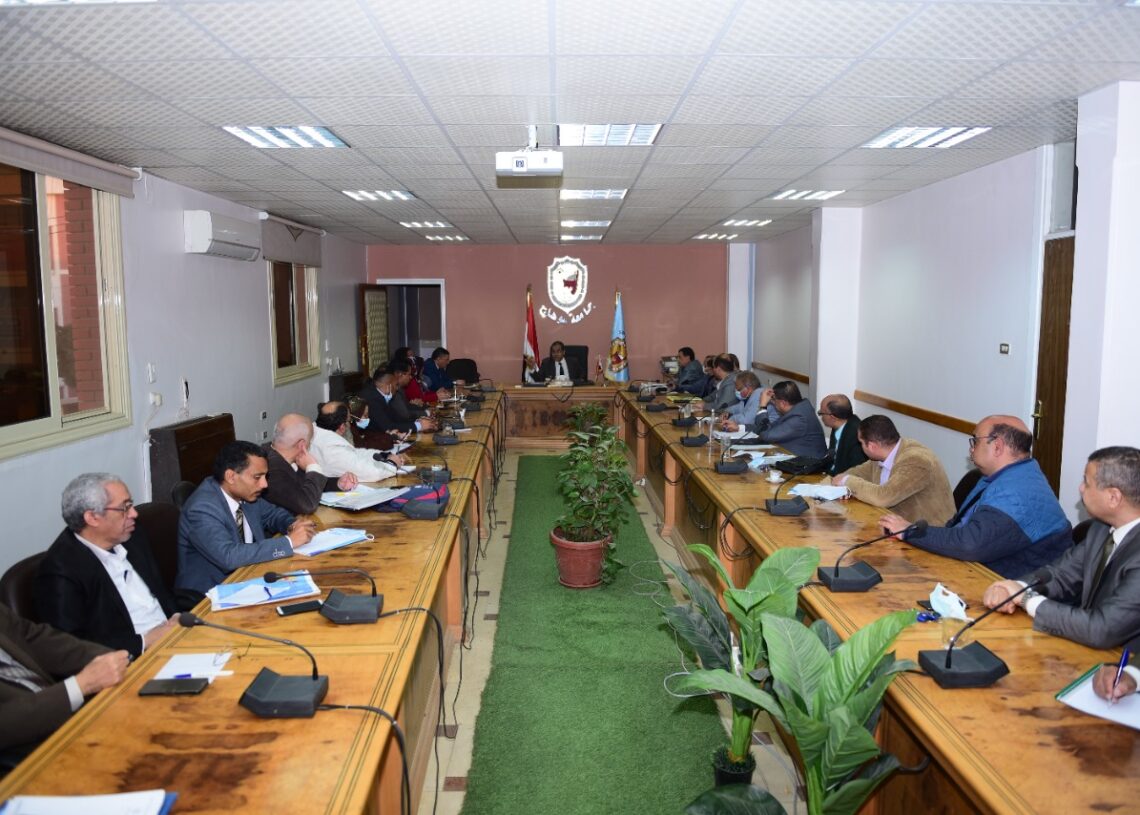 *رئيس جامعة سوهاج يجتمع مع مديري الوحدات ذات الطابع الخاص لمناقشة خطط العمل. 19 - جريدة المساء