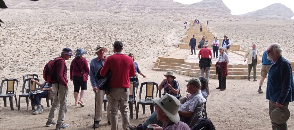 الوفد انجليزي. يشيد بالمناطق الأثرية بعد زيارة منطقة آثار بني حسن بالمنيا 17 - جريدة المساء