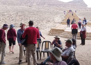 الوفد انجليزي. يشيد بالمناطق الأثرية بعد زيارة منطقة آثار بني حسن بالمنيا 21 - جريدة المساء