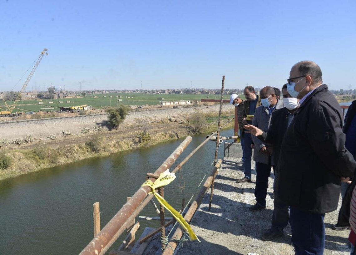 محافظ أسيوط يتفقد المراحل النهائية لأعمال كوبري منقباد بتكلفة 450 مليون جنيه 14 - جريدة المساء