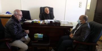 وكيل وزارة تعليم مطروح يلتقي مدير عام مركز التنمية المستدامة لدعم مدرستين بسيدى برانى 1 - جريدة المساء