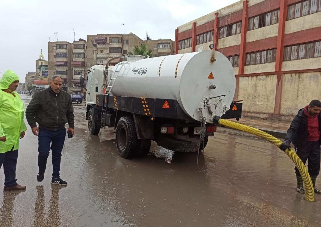 بورسعيد تزيل اثار مياه الأمطار بالاحياء 19 - جريدة المساء