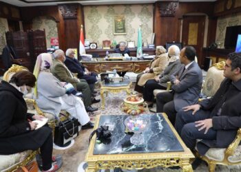 محافظ المنيا يبحث مع وفد مشروع تعزيز برنامج مصر لتنظيم الأسرة، آلية العمل بالقرى المستهدفة. 17 - جريدة المساء