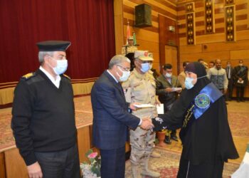محافظ المنيا يشهد احتفال جمعية المحاربين القدماء وضحايا الحرب بيوم الشهيد لتكريم أسر الشهداء والمصابين 31 - جريدة المساء