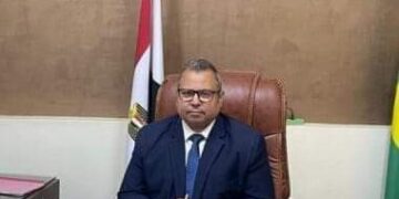 حمله لمراجعة تراخيص الاعلانات في حي شمال مدينة المنيا 1 - جريدة المساء