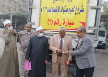 استمرار توزيع لحوم صكوك الأطعام على الأسر الاولى بالرعاية بالقري النائية بمحافظة المنيا 25 - جريدة المساء