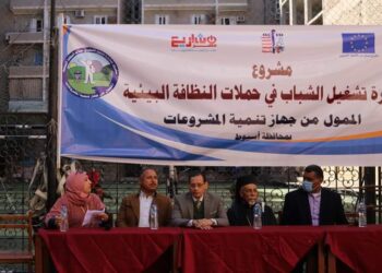 انطلاق مشروع تشغيل الشباب في حملات النظافة البيئية الممول من جهاز تنمية المشروعات بأسيوط 27 - جريدة المساء
