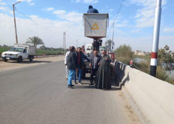 حملة لإزالة الاعلانات واللوحات العشوائيه الغير مرخصة بحى غرب المنيا 18 - جريدة المساء