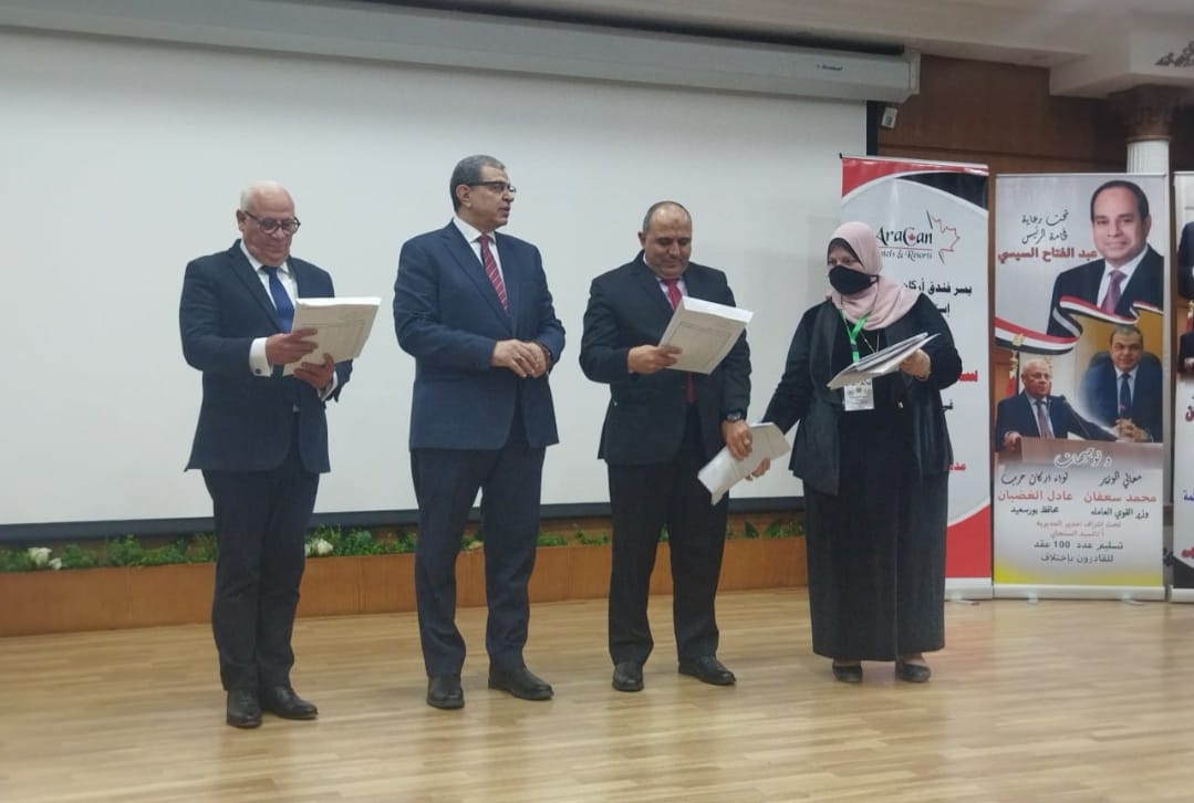 وزير القوى العاملة ومحافظ بورسعيد يوزعان 100 عقد عمل "للقادرون باختلاف" و3306 وثيقة تأمين على الحياة للعمالة غير المنتظمة 17 - جريدة المساء