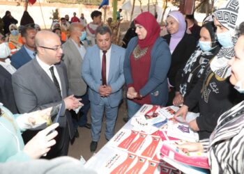 محافظ بني سويف يتفقد الفعاليات الخدمية والتوعوية والثقافيةوالرياضية ضمن خطة وجهودالمحافظة في مواجهة الزيادة السكانية 33 - جريدة المساء