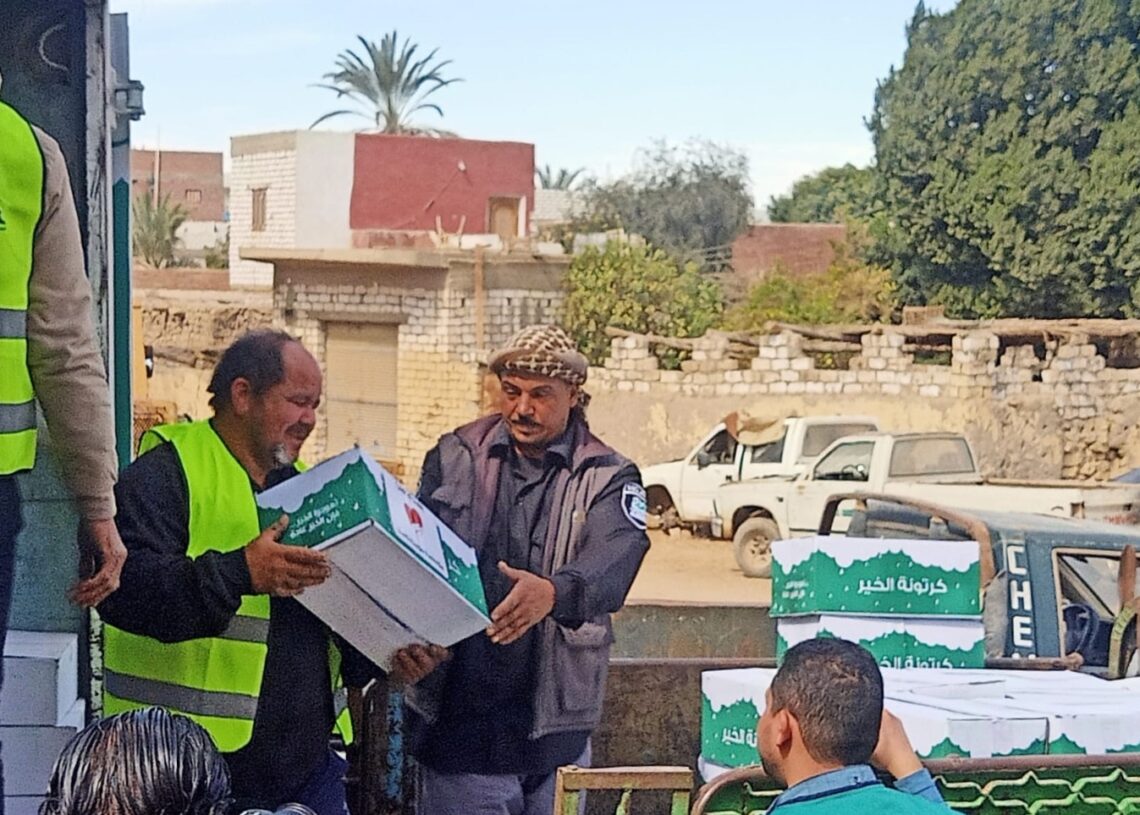 "التضامن": توزيع مساعدات غذائية لـ "مصر الخير" على أهالى ٣ قرى بالواحات البحرية 17 - جريدة المساء