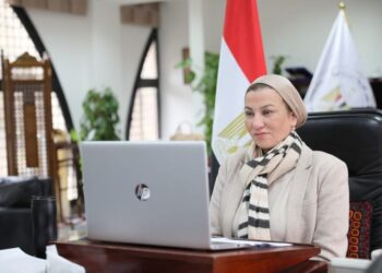 وزيرة البيئة ومحافظ الفيوم يناقشان فرص الاستثمار بالمحميات وادارة المخلفات 17 - جريدة المساء