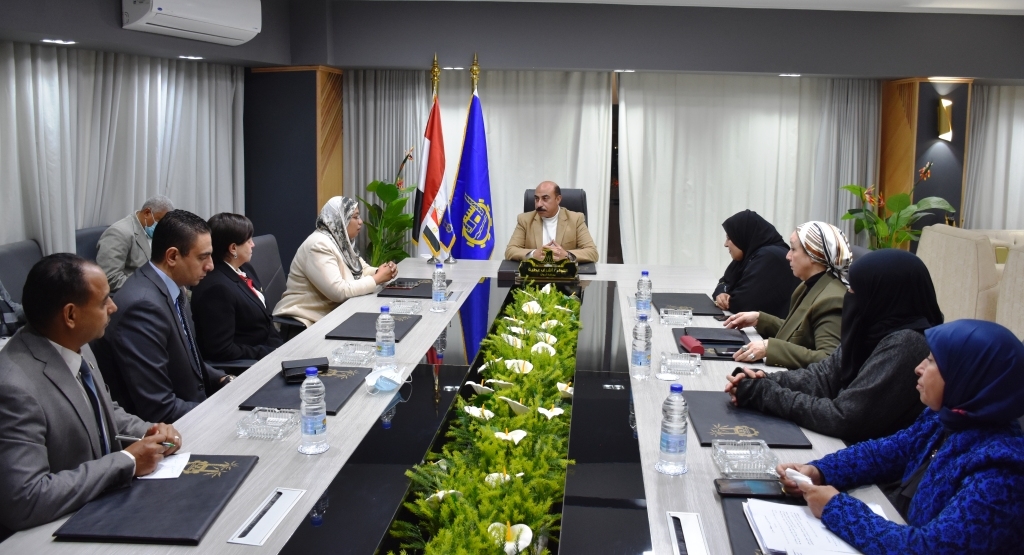 بعد قيامها بإنشاء وإعادة ترميم 68 منزل بالمناطق المتضررة بالسيول .. محافظ أسوان يكرم 3 مؤسسات مجتمع مدنى 18 - جريدة المساء