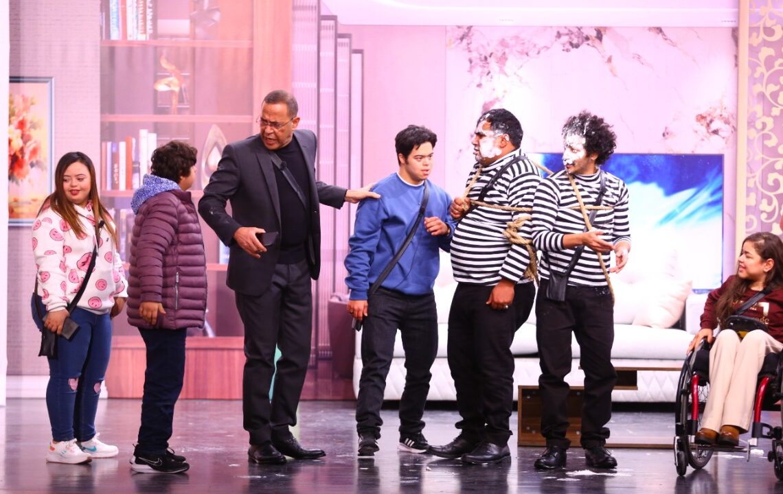 تنفيذ أول مسرحية دامجة "كنز الدنيا" بإخراج الفنان أشرف عبد الباقي 16 - جريدة المساء أشرف عبد الباقى يتوسط المسرح