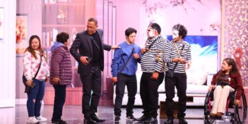 تنفيذ أول مسرحية دامجة "كنز الدنيا" بإخراج الفنان أشرف عبد الباقي 1 - جريدة المساء أشرف عبد الباقى يتوسط المسرح