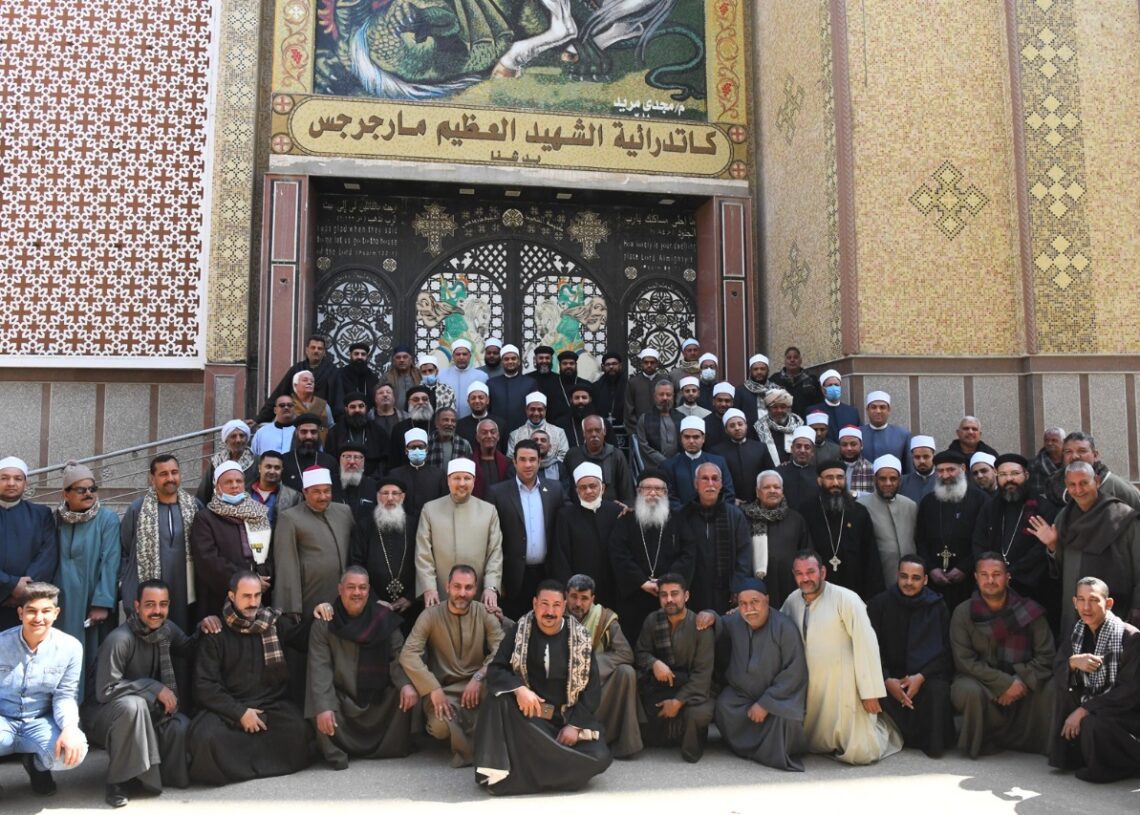 وفد من الأزهر والأوقاف يزور مطرانية دشنا للأقباط ضمن فعاليات بيت العائلة المصرية 61 - جريدة المساء