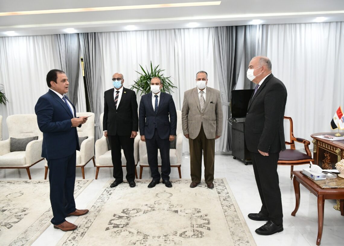 فى تقليد جديد بقنا .. المحافظ يشهد أداء حلف اليمين لمديرى عام الشباب والرياضة وتعليم نجع حمادى 19 - جريدة المساء