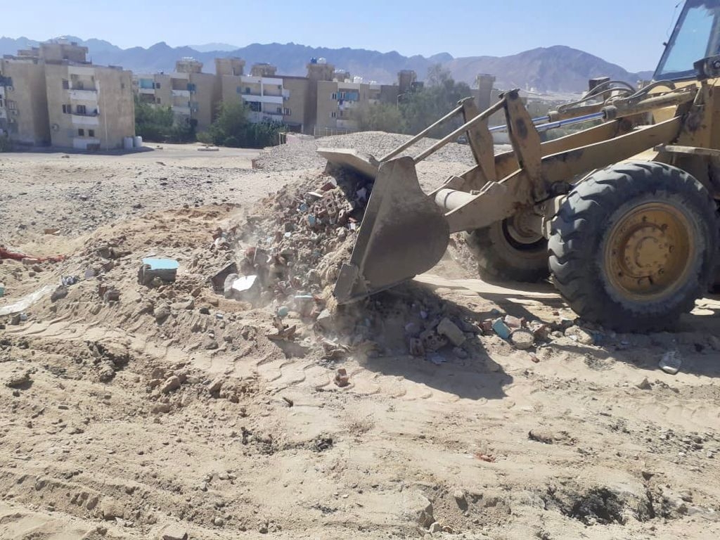 رفع ٣٠ طن من الأتربة والمخلفات الصلبة في حملة للبيئة بسفاجا 19 - جريدة المساء